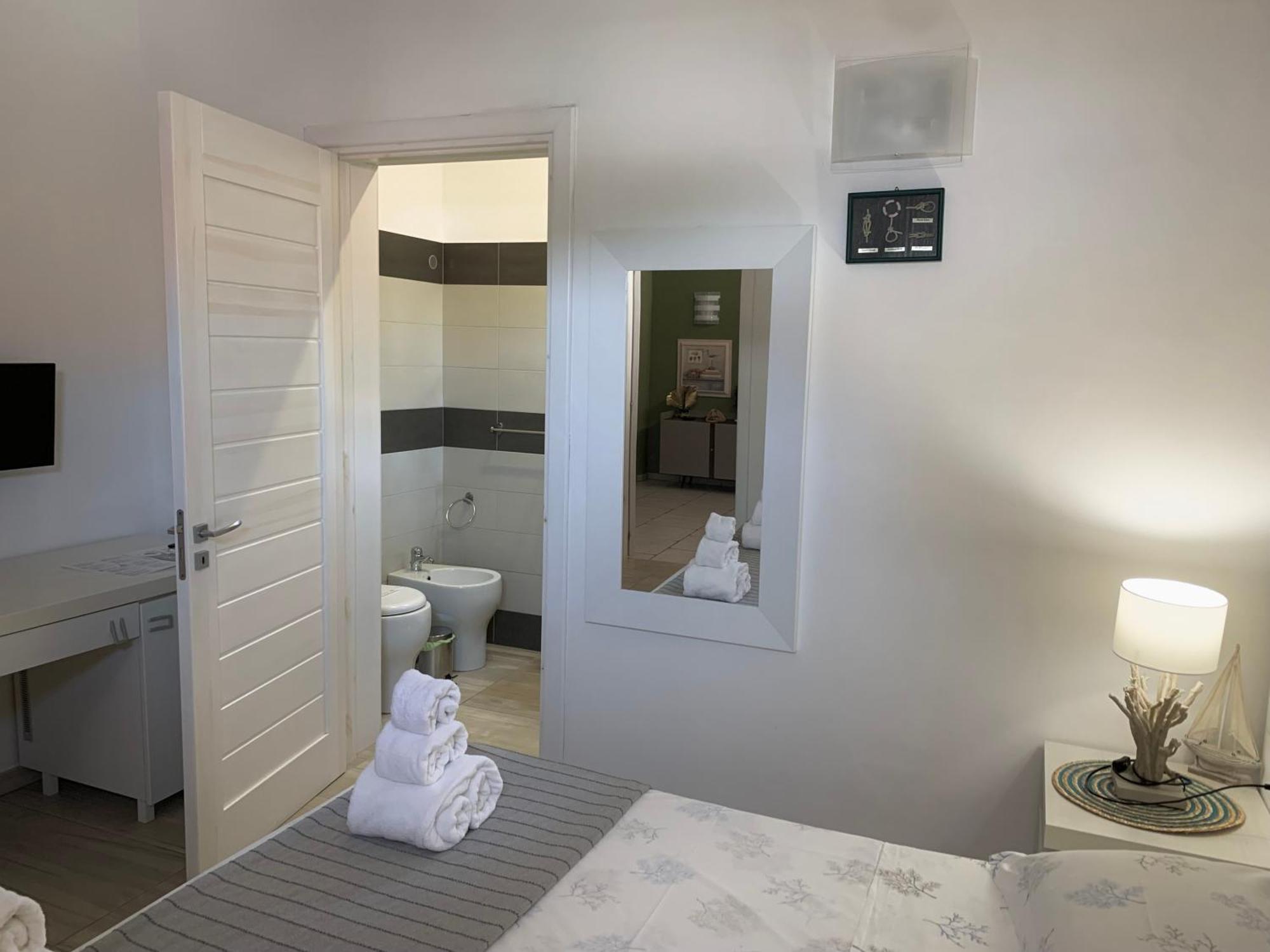 Aquarama Rooms & Apartments Torre Squillace Bagian luar foto