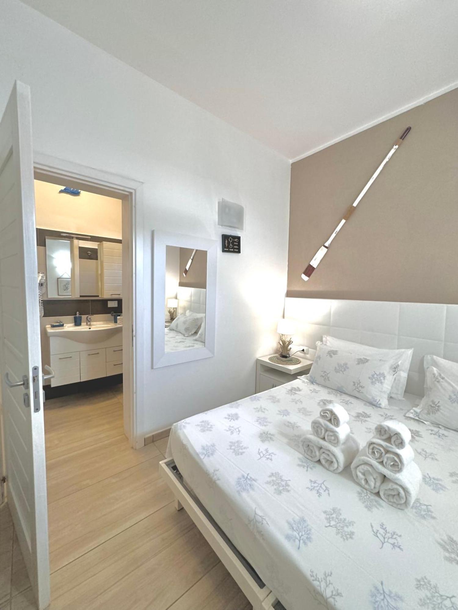 Aquarama Rooms & Apartments Torre Squillace Bagian luar foto